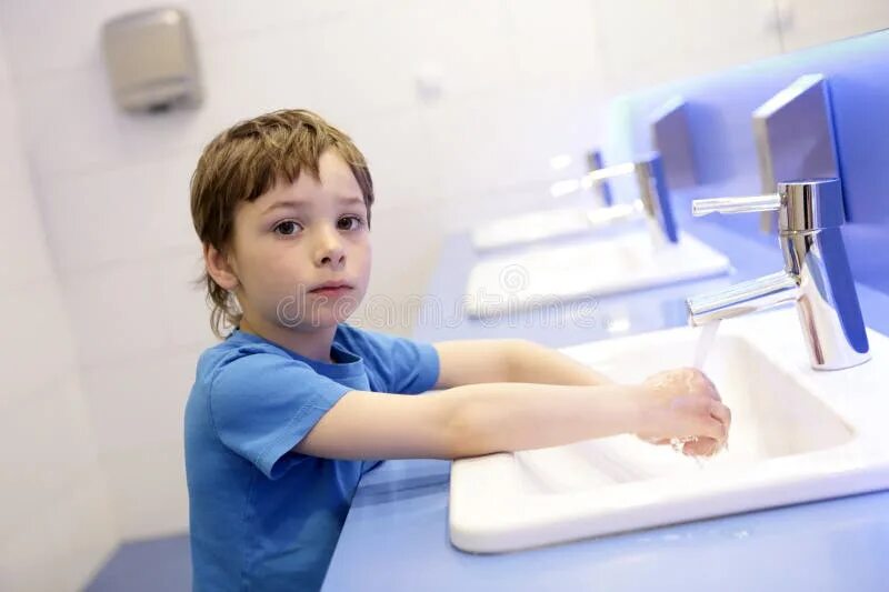 The children have washed. The child Washes his hands. Washing his hands. A boy washing his hands. Дети моют руки в классе фото.