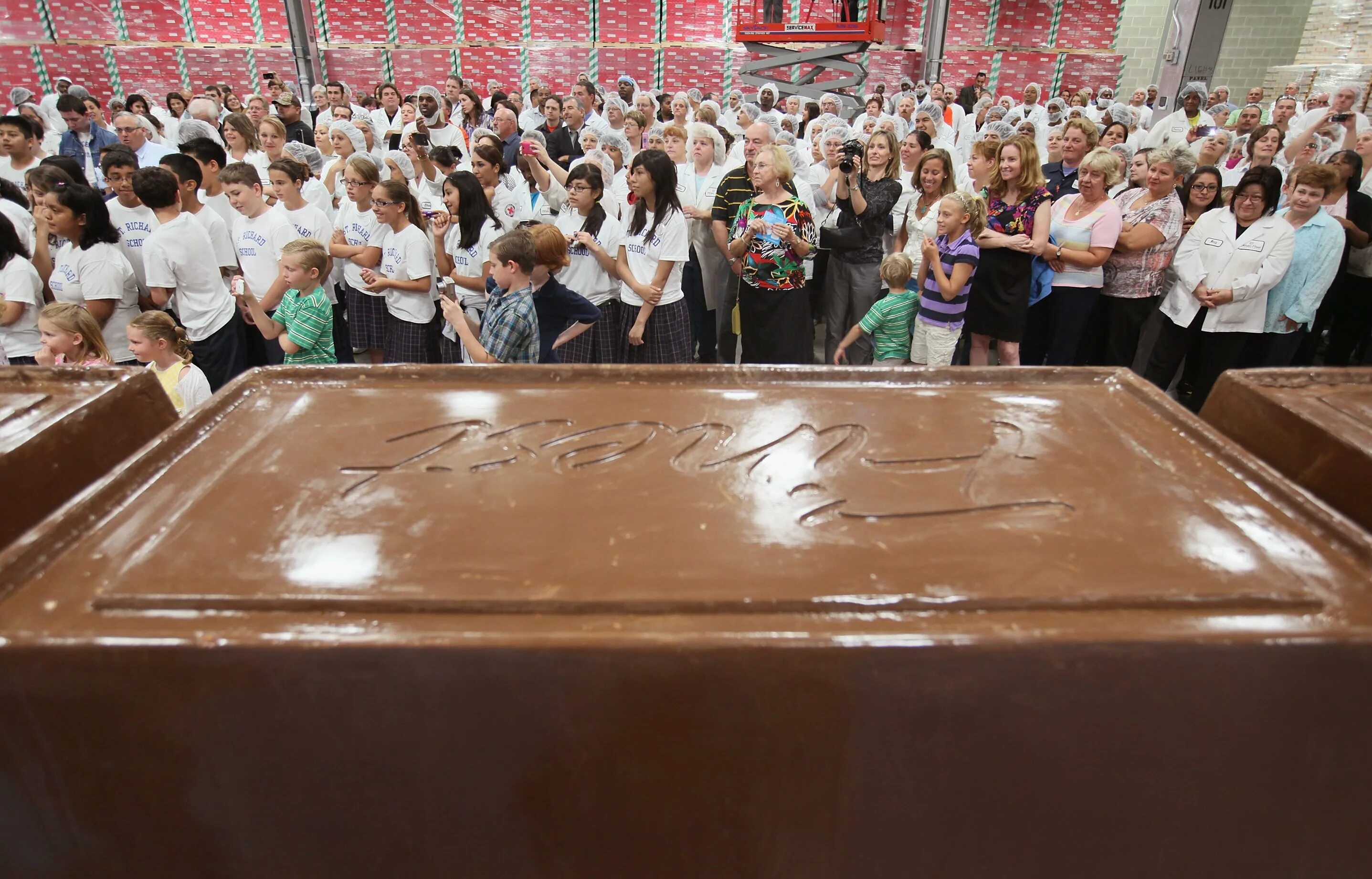 Шоколад бол. Самый большой шоколад в мире рекорд Гиннесса. Самая большая плитка шоколада в мире. Самая большая шоколадка в мире. Самая гигантская шоколадка в мире.