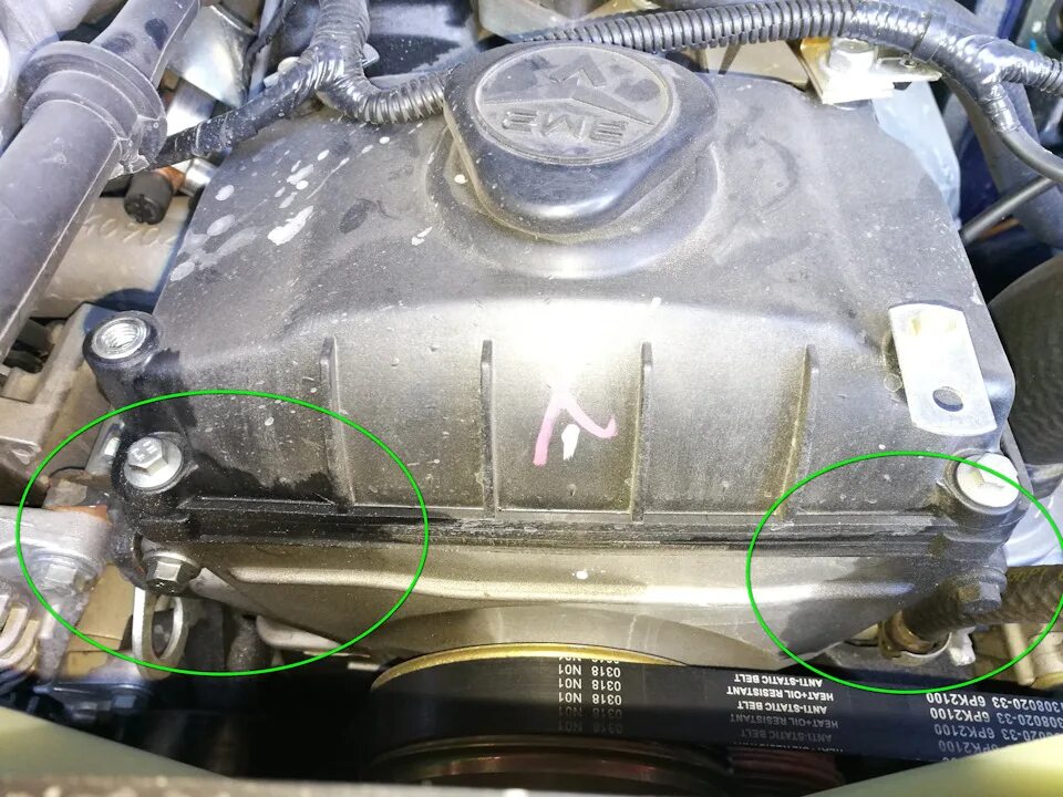 1. Запотевание клапанной крышки. Болт заглушки блока цилиндров. Потеет крышка головки блока. Запотевание клапанной крышки.