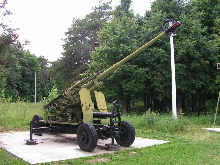 130 мм противотанковая пушка. Пушка кс-19м2. Кс-19 зенитное орудие. 100-мм зенитная пушка кс-19м2. 100-мм зенитные пушки кс-19.