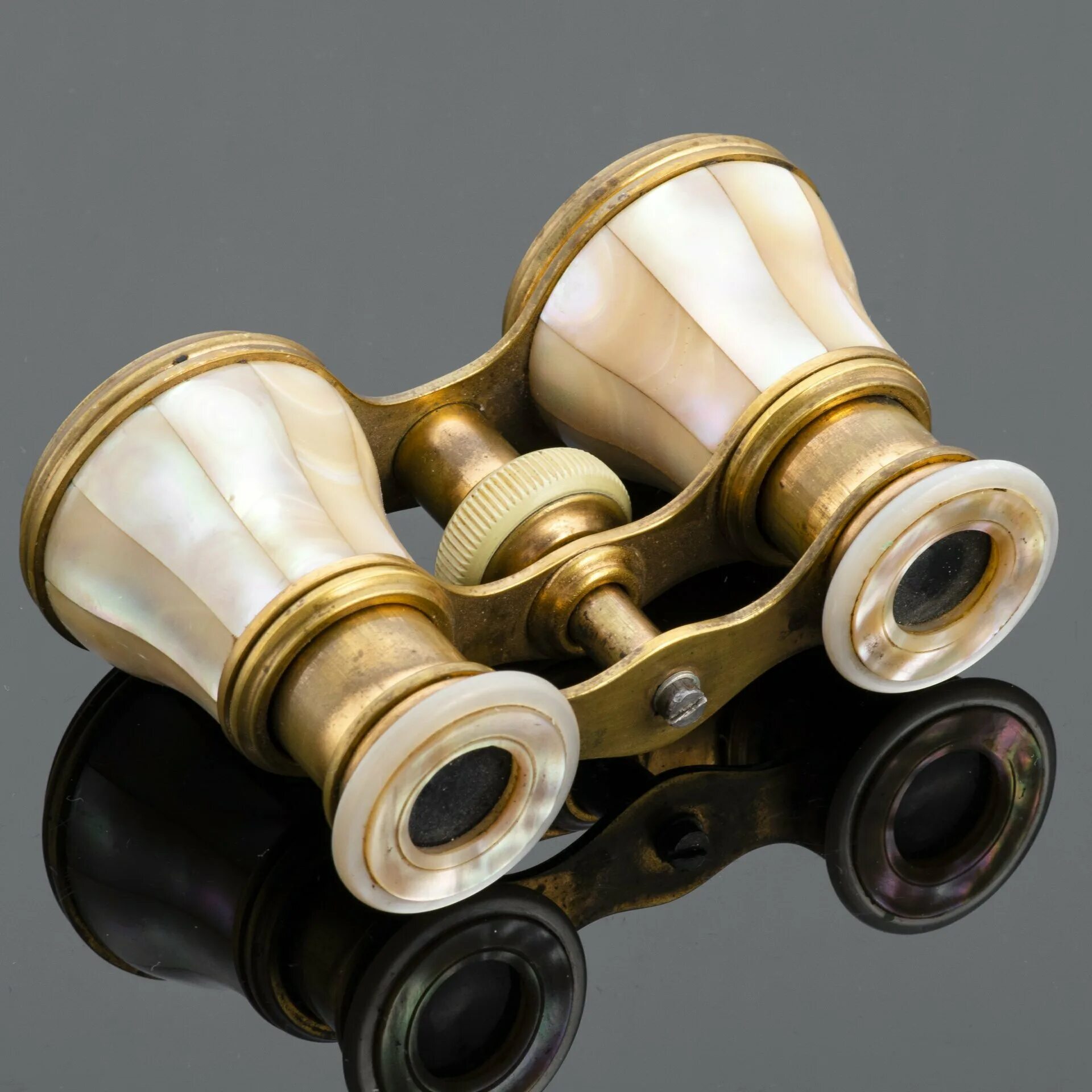 Театральный бинокль theater 4x30 красный. Бинокль veber opera бгц 3x25 лорнет. Бинокль для театра. Театральный бинокль на палочке. Бинокль для театра.