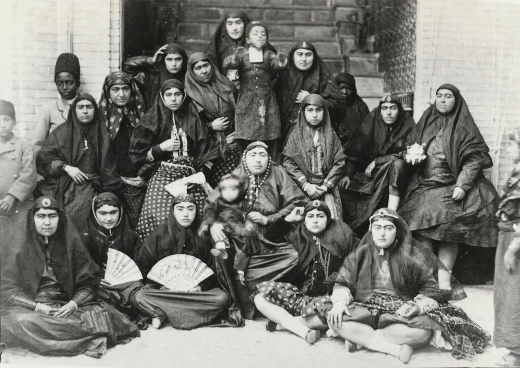 Кадры гарема. Гарем турецкого султана 19 века. гарем эмира бухары. гарем иранского шаха 19 века. наложницы гарема султана сулеймана реальные.