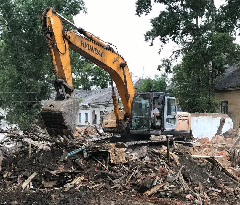 Демонтаж здания экскаватором. Первая снесенная пятиэтажка в москве. Демонтаж и утилизация зданий. Спецтехника для сноса зданий. Снос помещений.