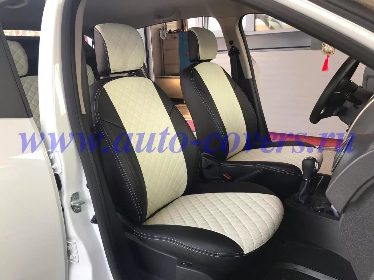 Чехлы renault sandero 2. Сиденья сандеро 1. Чехлы автопилот sandero 2. Renault sandero 2017 чехлы. Чехлы на рено сандеро степвей.