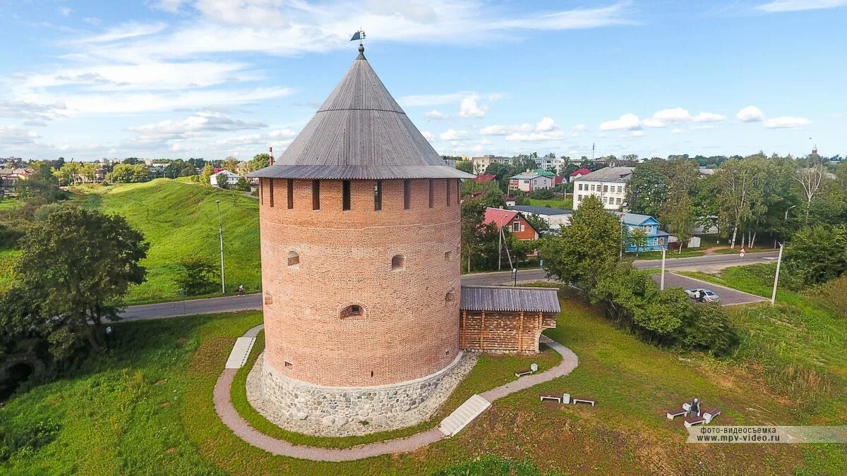 Белая башня новгород. Алексеевская башня великий новгород. белая башня великий новгород. белая алексеевская башня в великом новгороде. башни окольного города великий новгород.