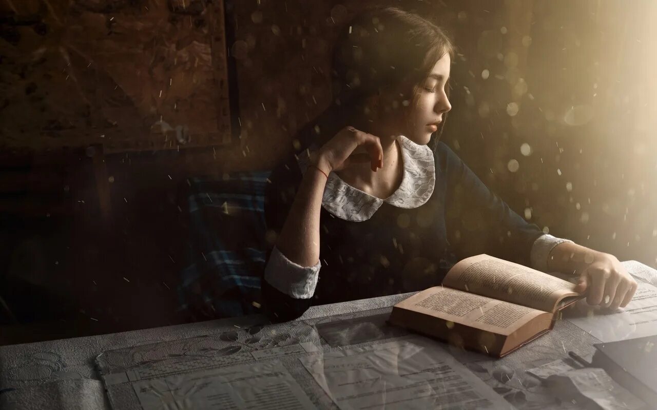 Картинки женщина читает. Девушка читает книгу. Она читает нас. Девушка читает. Она читает нас.
