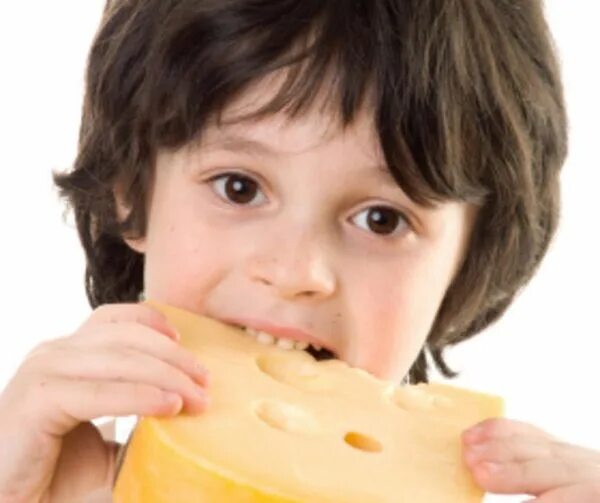 Можно ли давать детям сыр. Человек ест сыр. Сыр для детей. Дети кушают сыр. Ребенок с сыром.