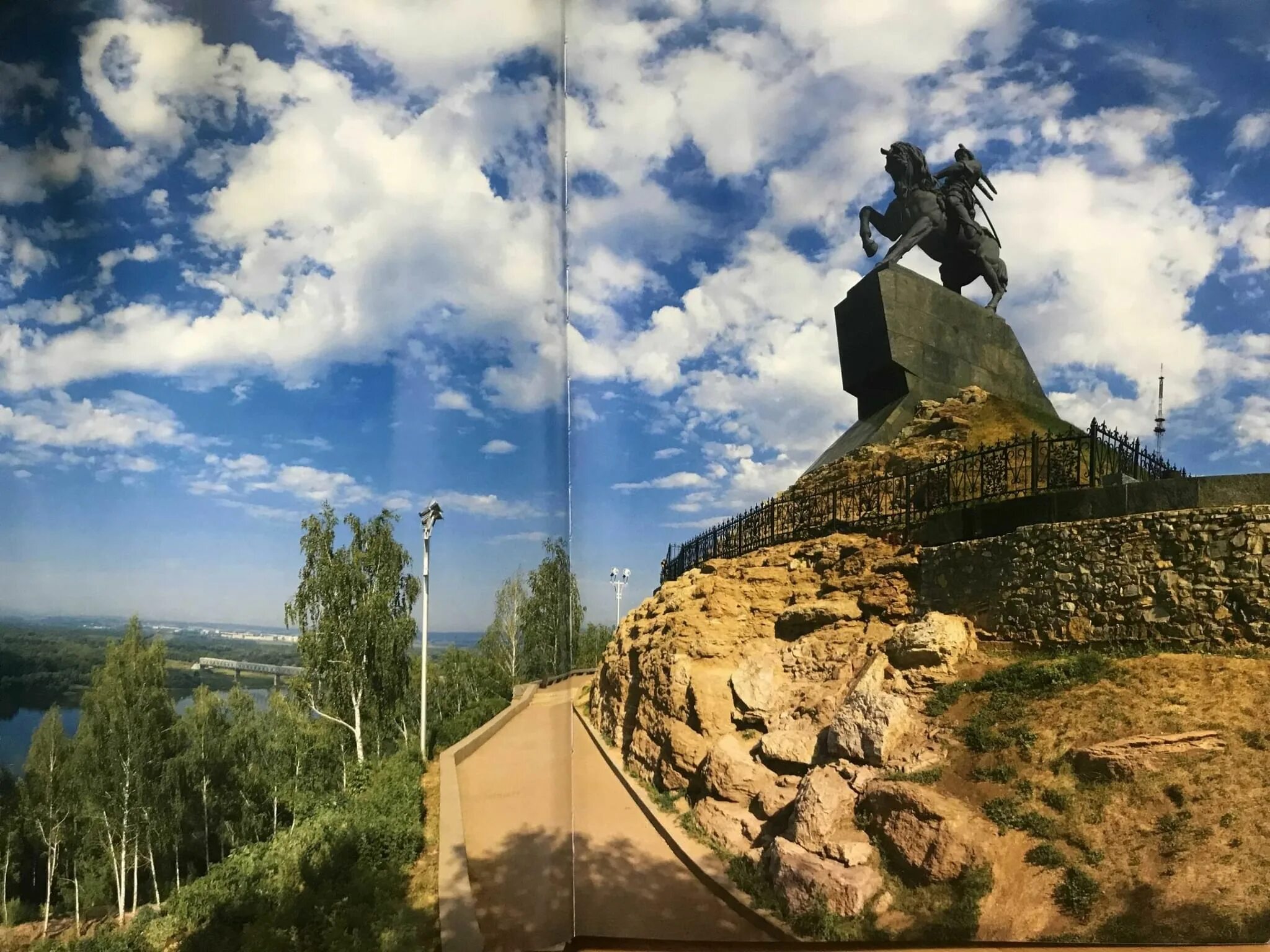 Уфа и окрестности. Салават Юлаев памятник в Уфе. Памятник Салавату Юлаеву в Уфе. Салават Юлаев памятник Башкирии. Салават Юлаев памятник город Салават.