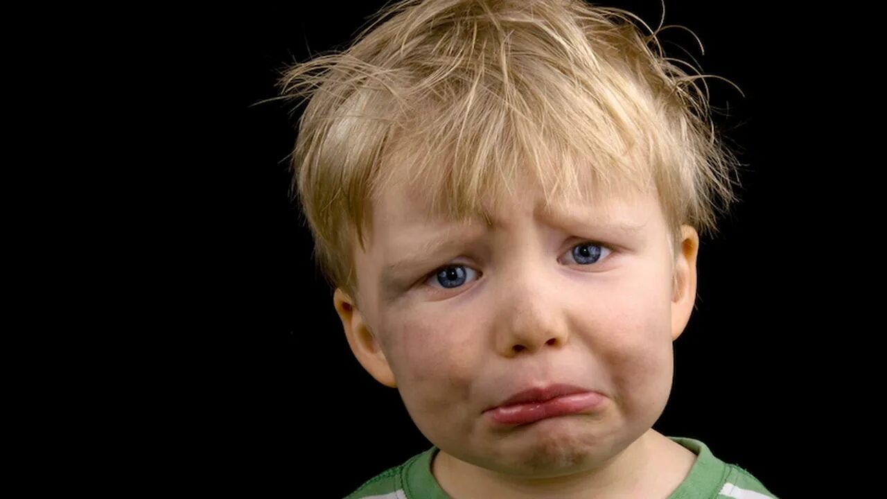 смотрю на ребенка и плачу. грустный ребенок. утешать ребенка. мама и ребенок плачет. капризный ребенок.