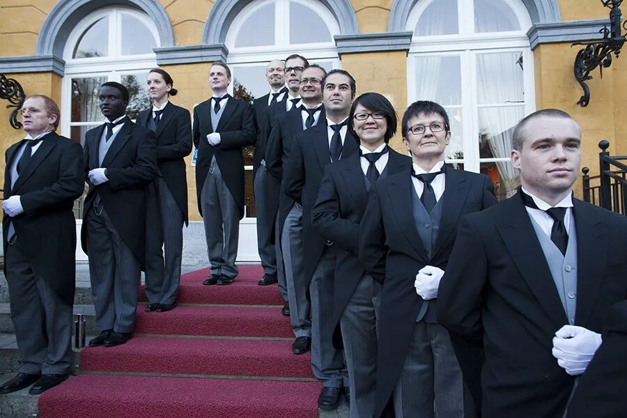 Лакей дворецкий. Butler дворецкий мажордом. Шеф лакеев во дворце 8. Коломенское дворец бал. Школа дворецких в лондоне.