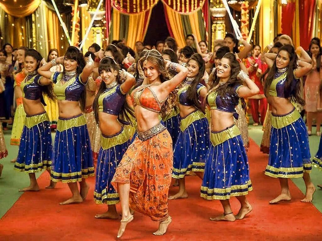 Приянка чопра огненный путь. Indian bollywood. Дипика падуконе рам и лила. Рам и лила 2013. Болливуд танцы.