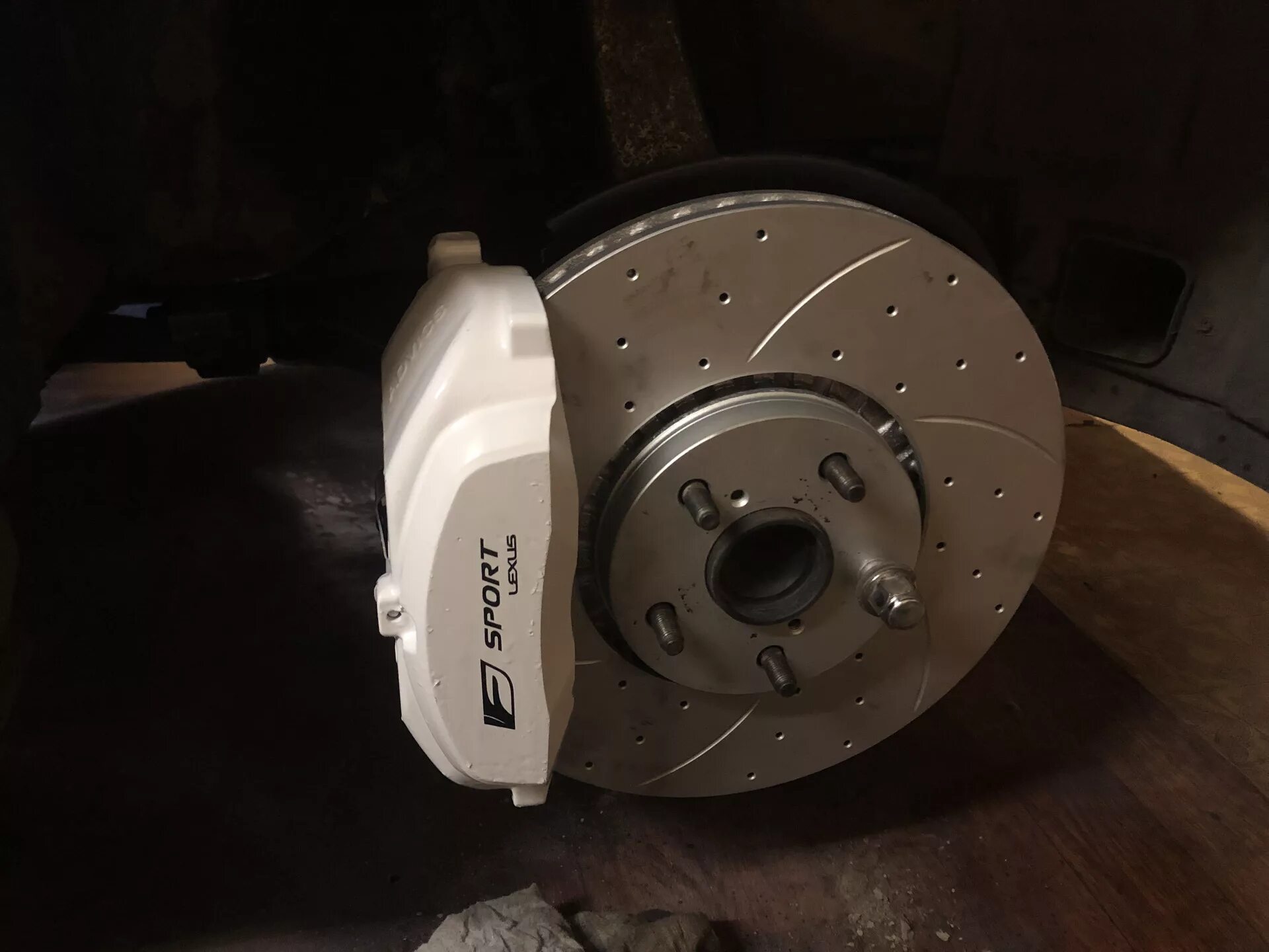 Тормозной суппорт advics lexus gs. Тормозные диски с перфорацией газ 3110. Диск торм. Передние тормозные диски бмв х3е83. Дисковые тормоза.