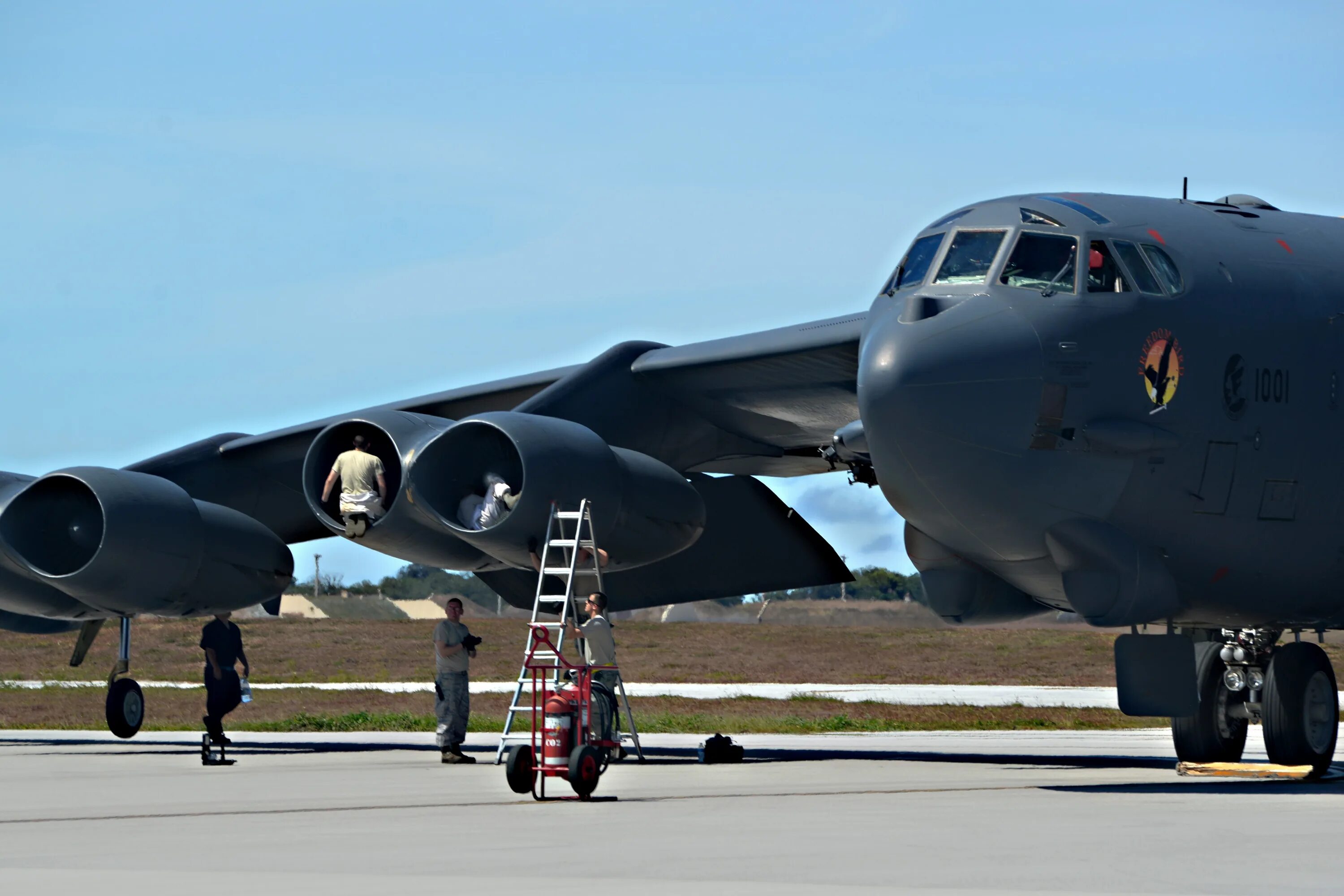 52 a b 2. B-52h Stratofortress ВВС. B52h бомбардировщик. Бомбардировщик b-52h Stratofortress ВВС США. Боинг б-52 Стратофортресс.