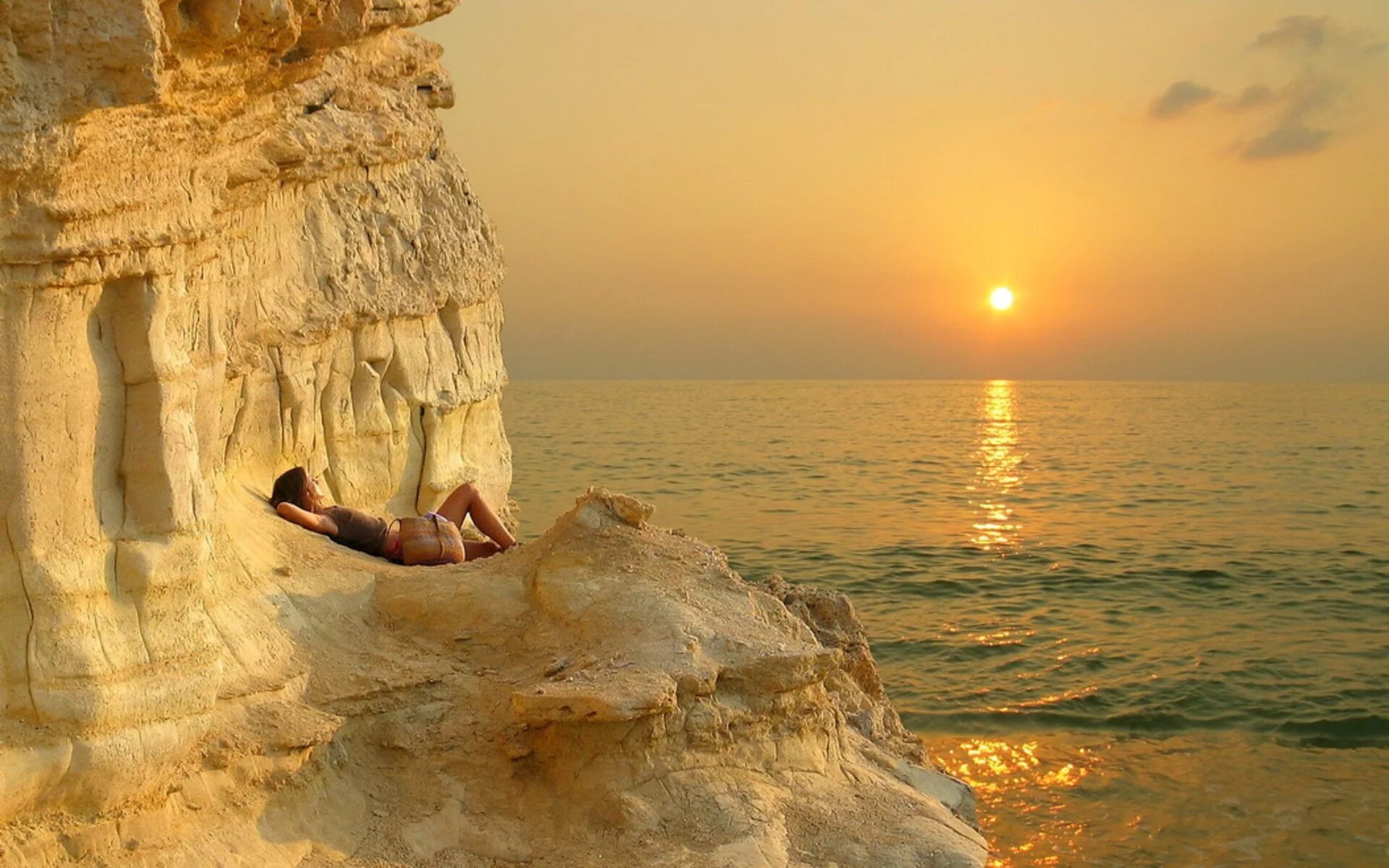 Жить на берегу океана. Море скалы. Фотосессия на море. Море солнце. Скалы на берегу моря.