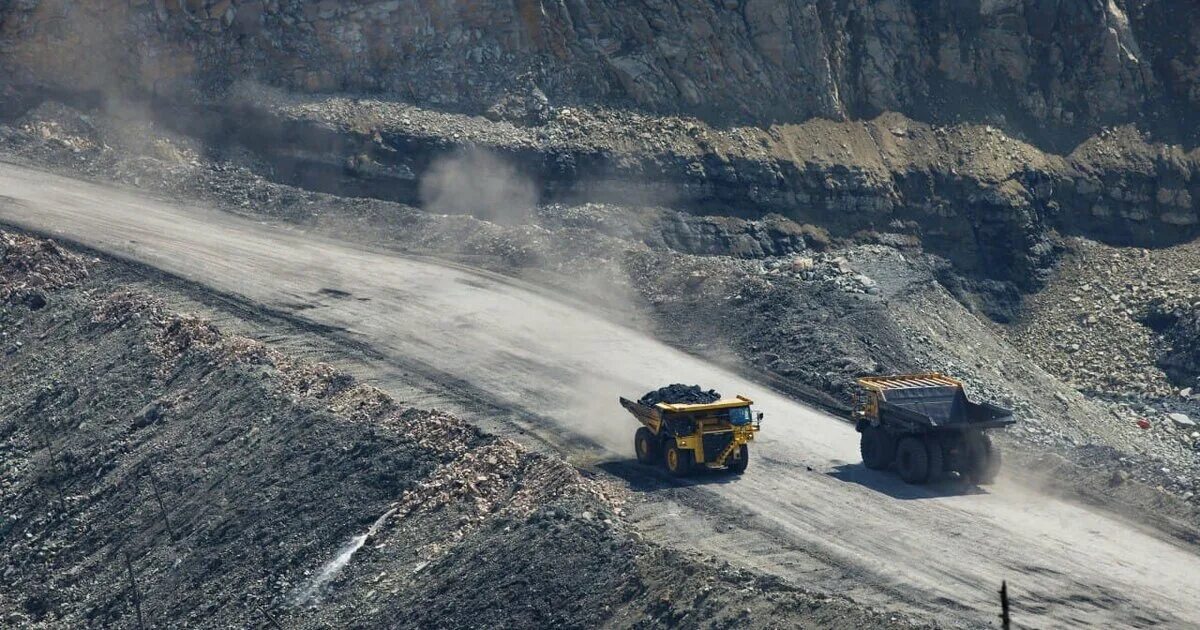 Эльгауголь поселок. Эльгауголь вахтовый поселок. Эльгинское месторождение угля. Эльгинский угольный комплекс якутия. Эльгауголь бульдозера.