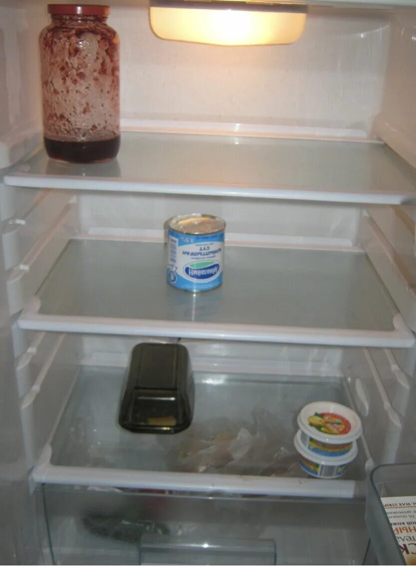 Пустой холодильник. Полупустой холодильник. Почти пустой холодильник. Почти пустой хододильн.