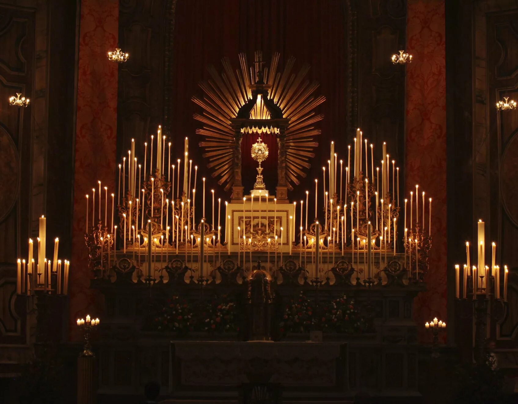 свечку в алтарь. алтарь со свечой фэнтези. алтарные свечи в магии. свечку в алтарь. свеча перед иконой.