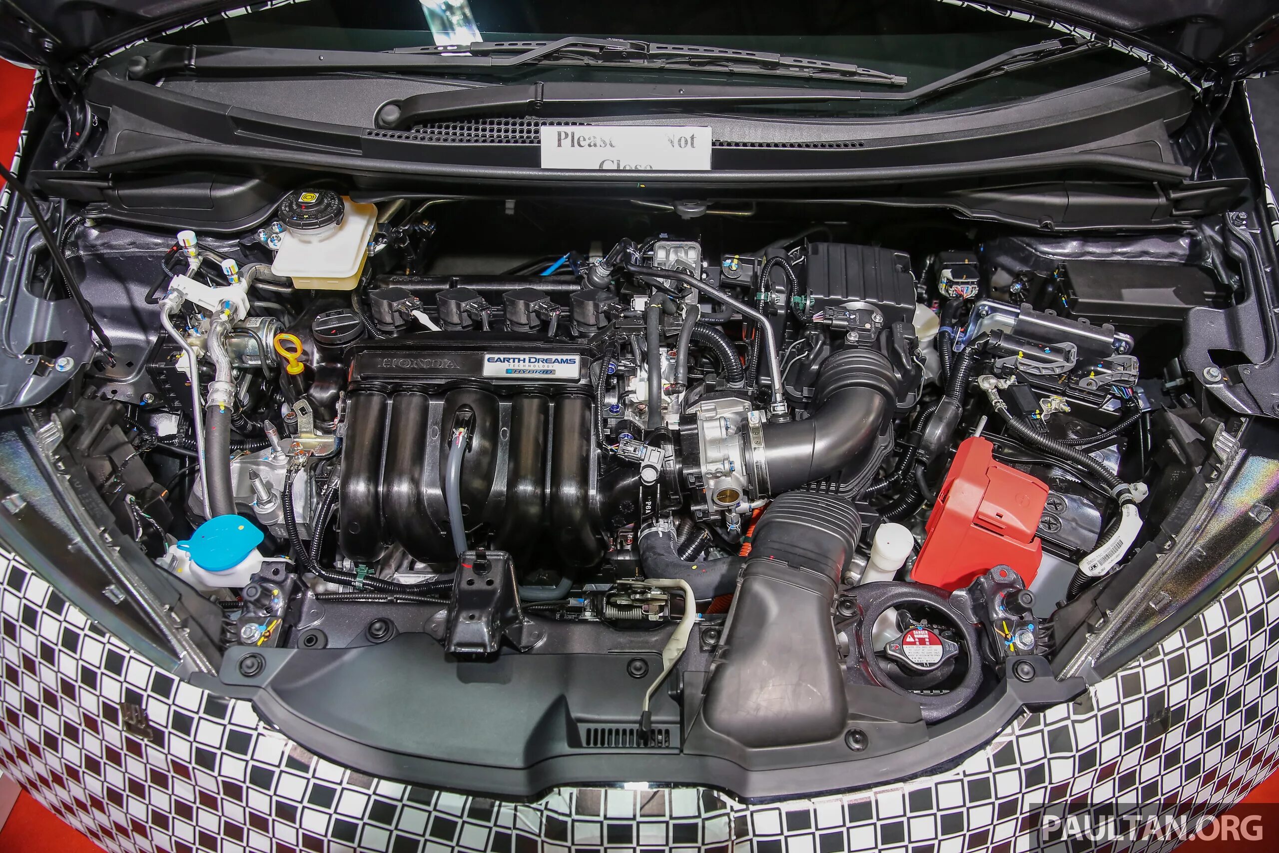 Гибрид с 11. Двигатель Honda Fit Hybrid 2014. Хонда джаз под капотом. Мотор Хонда гибрид. Детали двигателя Honda Fit Hybrid.