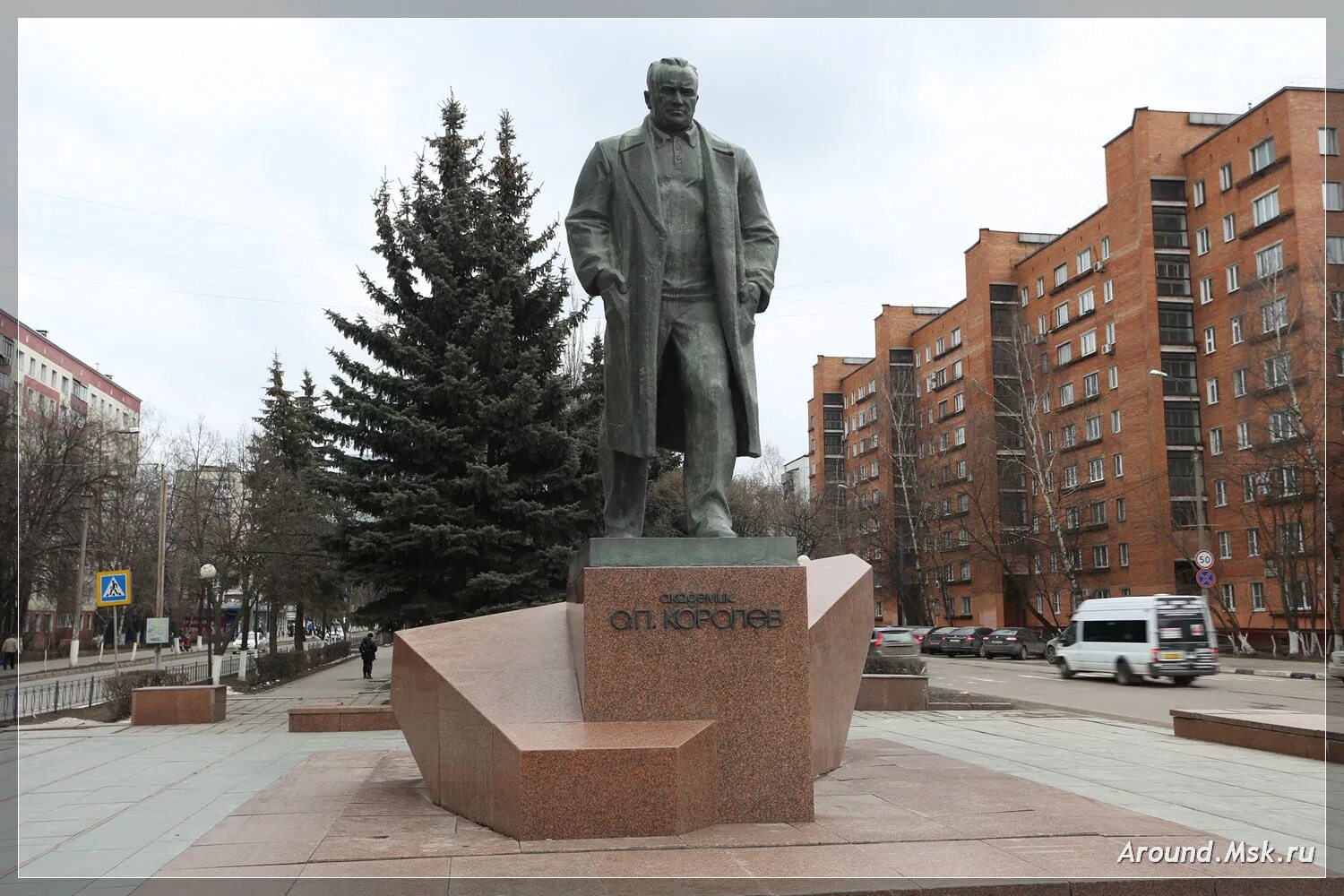 С П Королев памятник. Королёв город памятник Королёву. Памятник королеву в городе Королев. Памятник королеву на проспекте Королева.