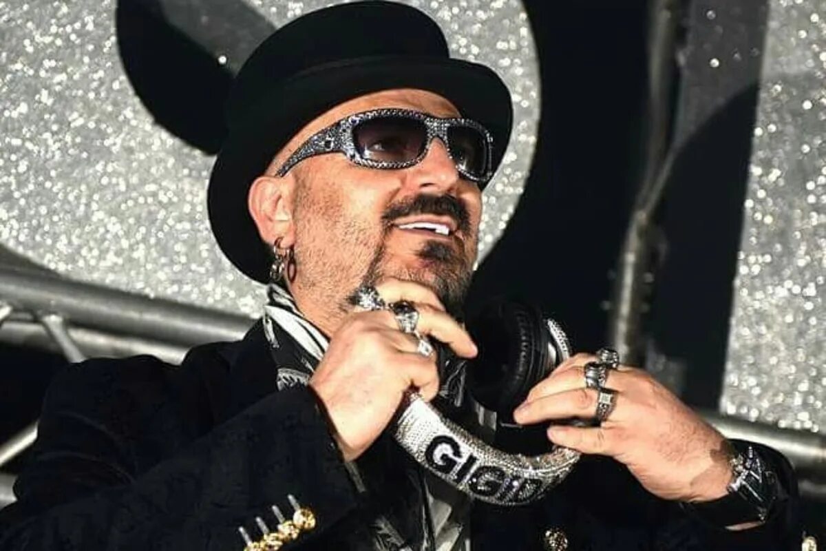 Джиджи д’агостино фото. Gigi d agostino. Джиджи д’агостино итальянский диджей. Джиджи агустино. Диджей августино.