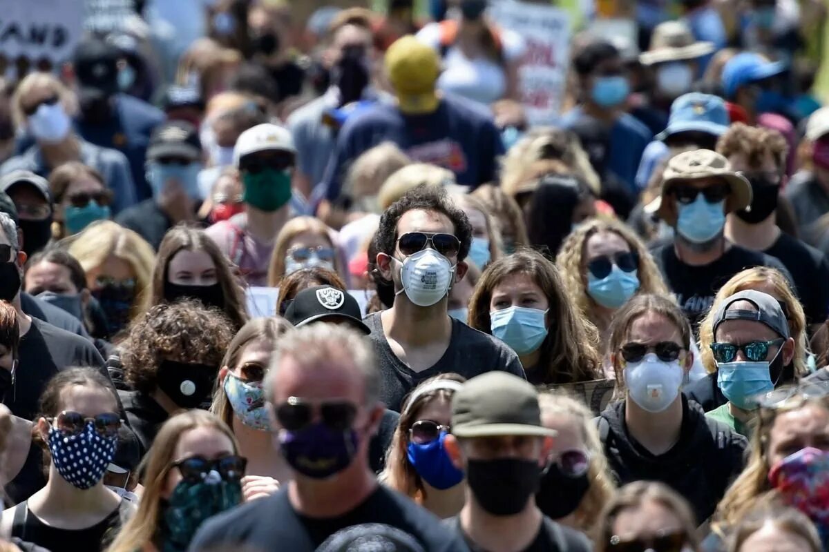 Ковид 19 люди в масках Россия. Толпа в масках. Толпа людей в масках. Толпа в масках медицинских.