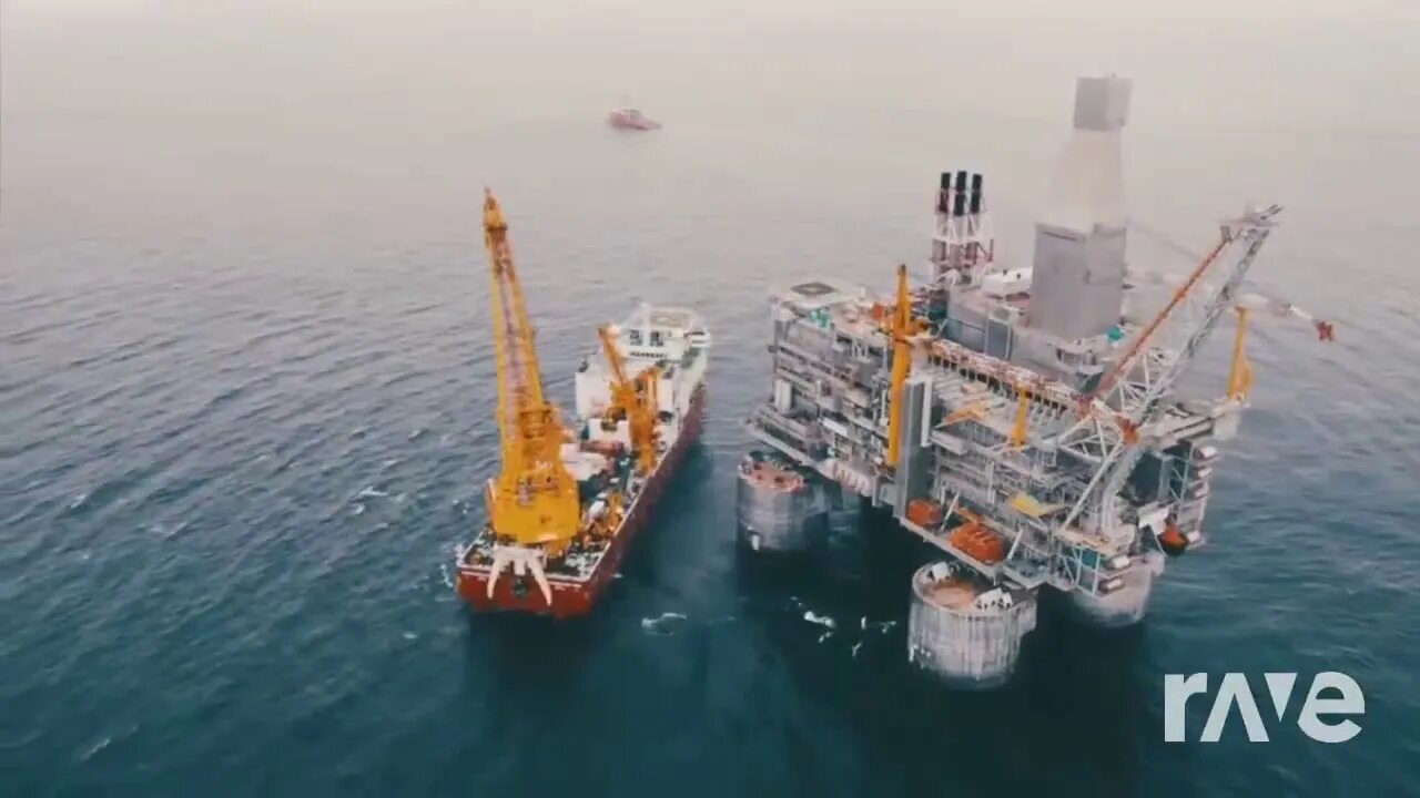 Нефтедобывающая платформа беркут. Буровая платформа сахалин. буровая платформа беркут. платформа беркут на сахалине. морская буровая платформа беркут.