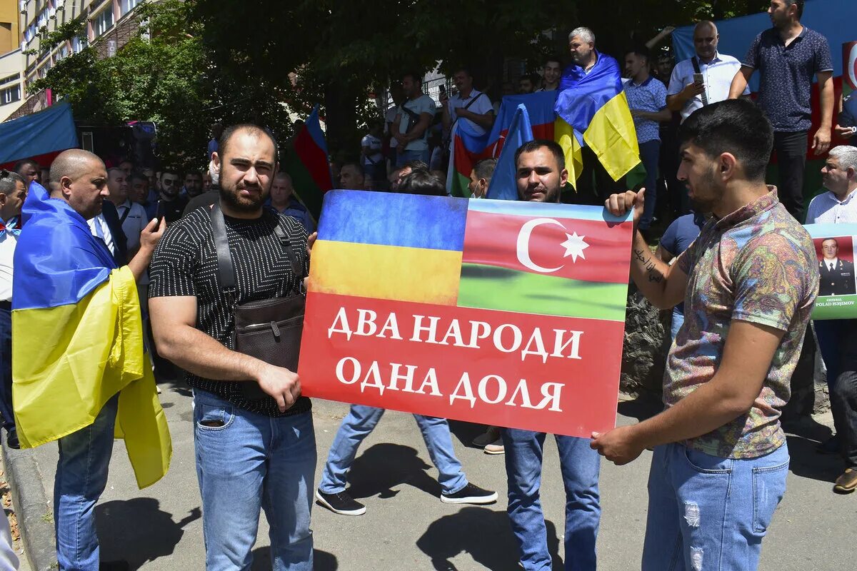 Армяне не любят турков. Армяне и азербайджанцы.