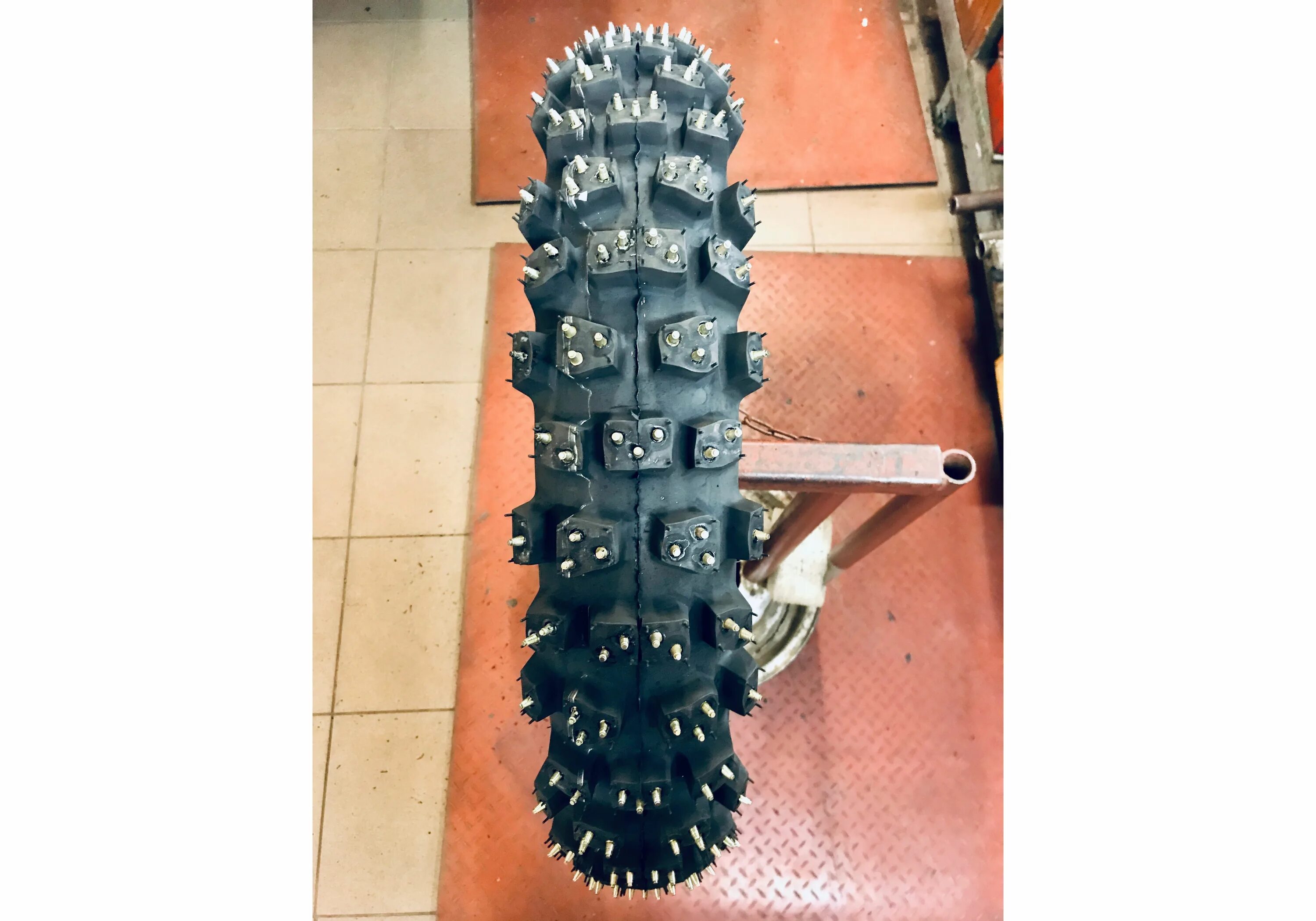 Spike tt. Metzeler karoo extreme 140/80 -18. Metzeler mce 6 days extreme 90/90 -21. Шипованная моторезина треллеборг. Mitas sport extreme 454 шипы.