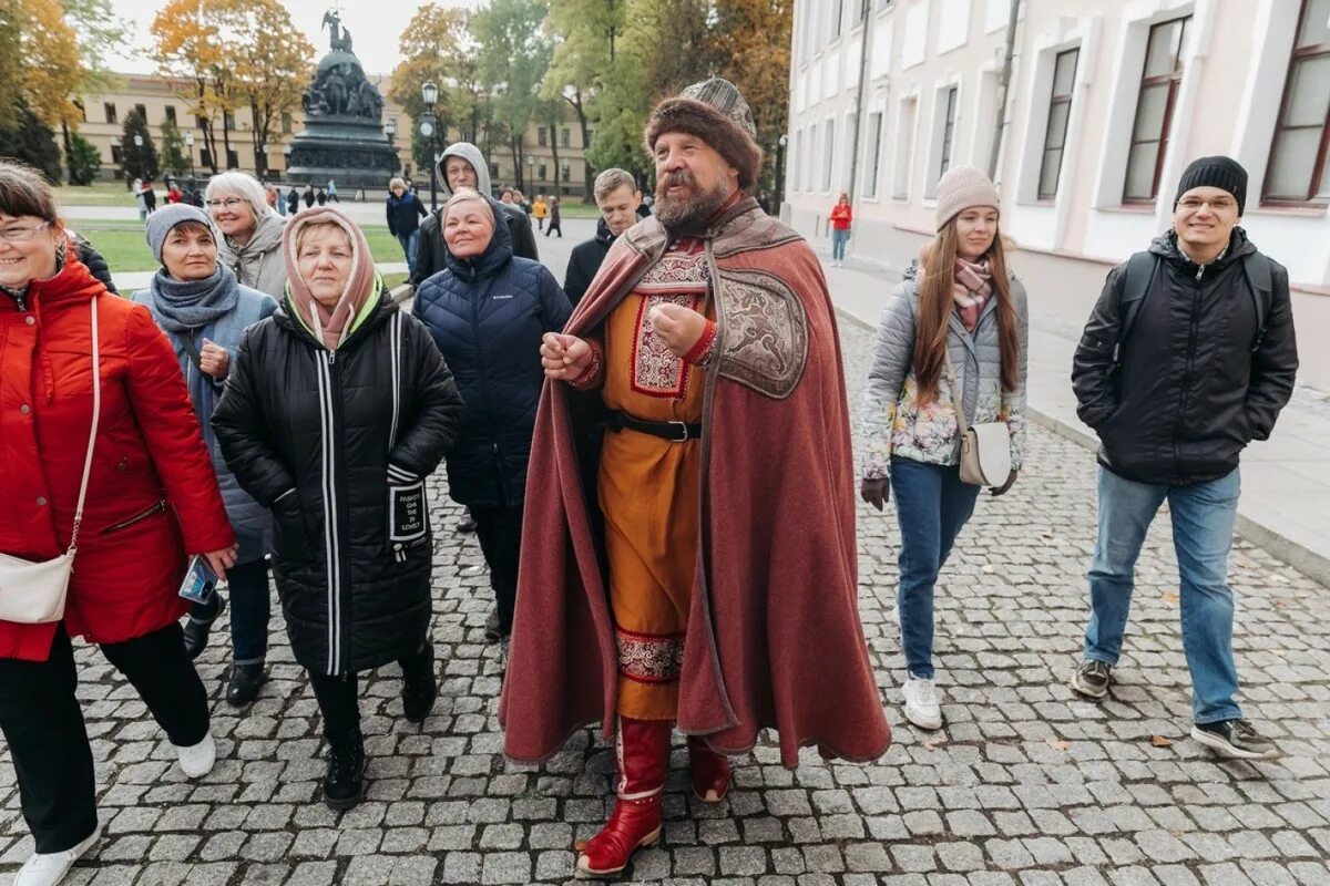 2 кремля экскурсии. Экскурсии великий новгород сбыслав. экскурсовод новгород сбыслав. сбыслав якунович. ганзейский фестиваль наряды средневековья новгородчины.