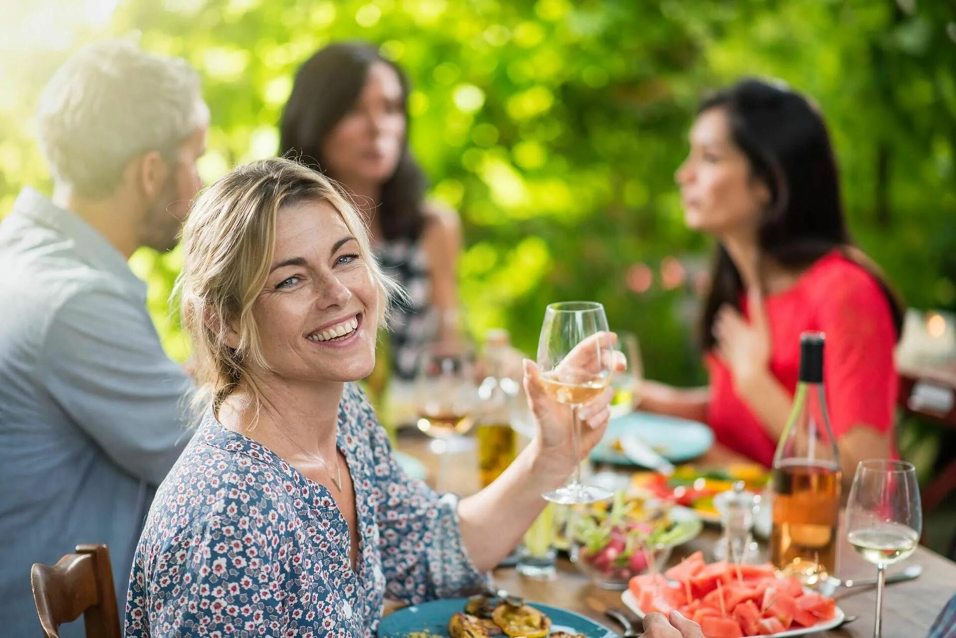 Найти друга после 40. Обед на женщине. Dinner outside. Делиться с друзьями. Eating dinner Outdoor.