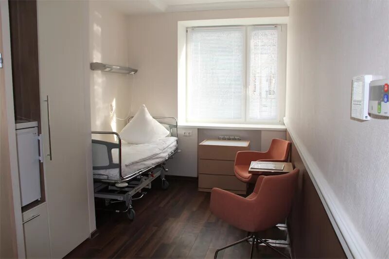 Платная палата в больнице. Областная клиническая больница саратов палаты. Платная палата в больнице. Детская областная больница вологда палаты. Окб платные палаты.