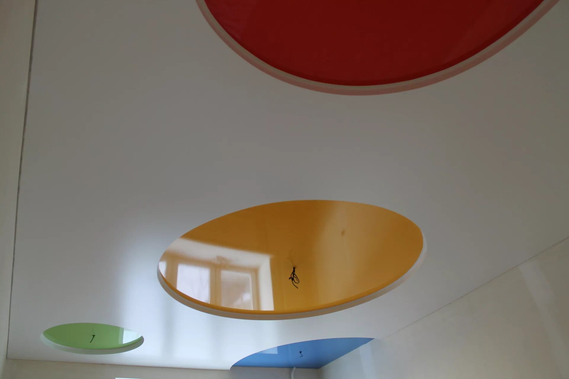 Двухъярусные натяжные потолки. Волнообразный натяжной потолок. Многоуровневые натяжные потолки. Двухуровневые натяжные потолки. Потолок волнами.