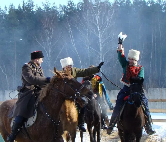 Усадьба Середниково конюшня. Походы на лошадях в Подмосковье. Конные прогулки в Подмосковье. Конный поход в Подмосковье.