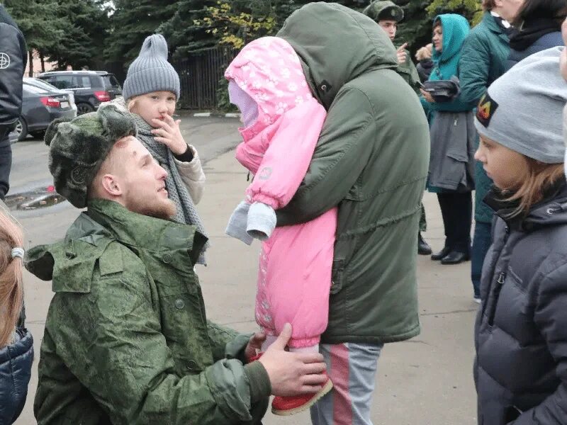 Поправка многодетные. Дети мобилизованных. Многодетная семья мобилизация. Мобилизованный прощается с ребенком. Мобилизация отцов с тремя детьми.