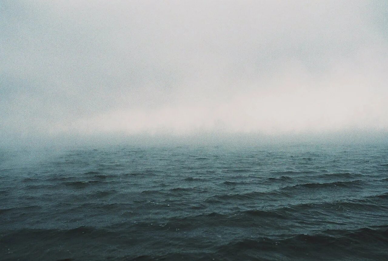 Тихий океан осадки. Море в тумане. Туман над морем. Туманное море. Туман в океане.