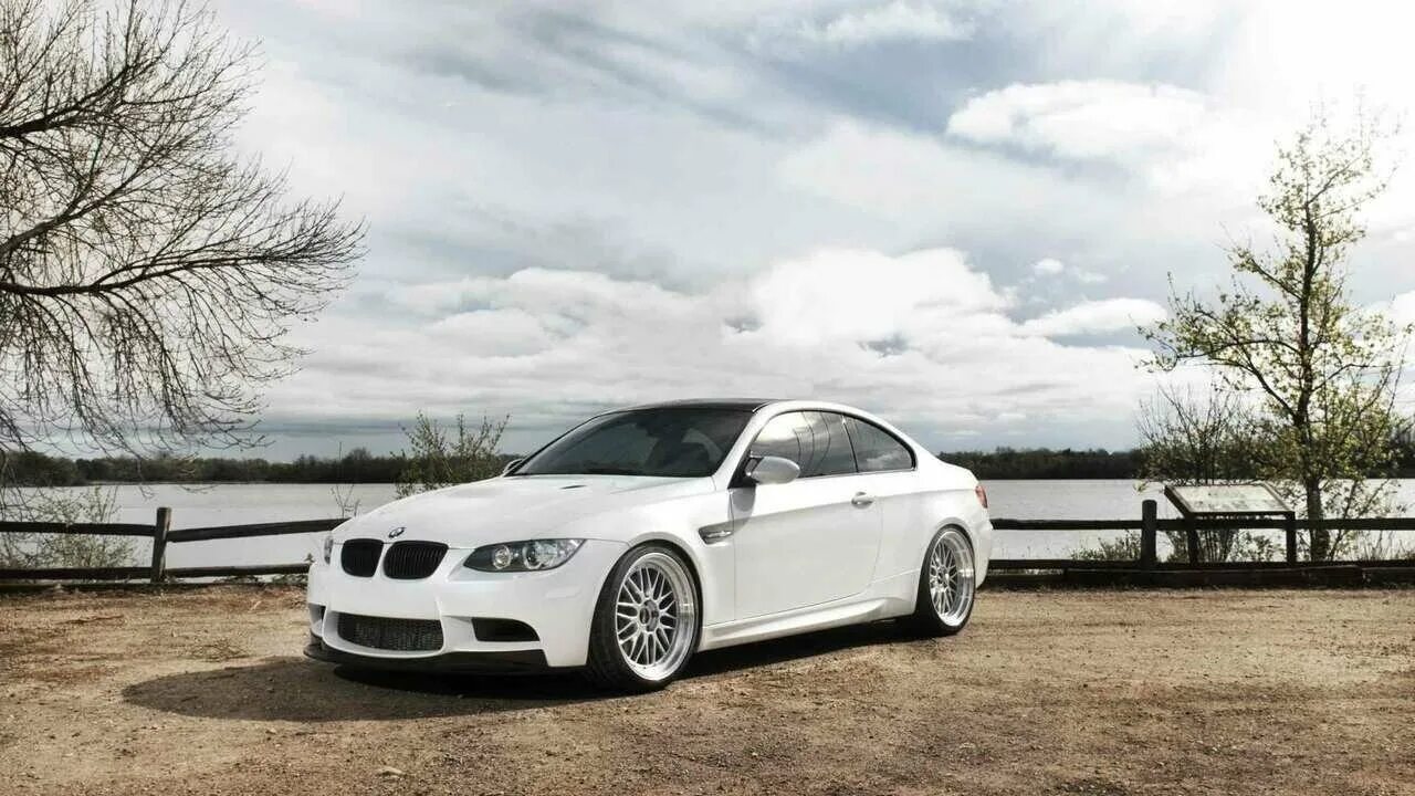 White machine. Белый БМВ e90 высокое качество. БМВ м3 новая белая. БМВ белая высокая. BMW 5 машина белая.