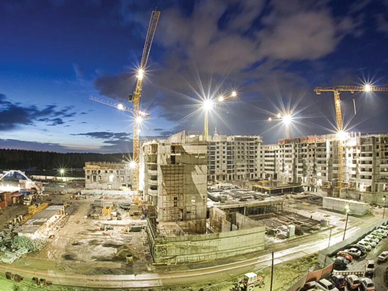 освещение на стройке. освещение стройплощадки. стройка вечером. стройка ночью. освещение стритбольной площадки.