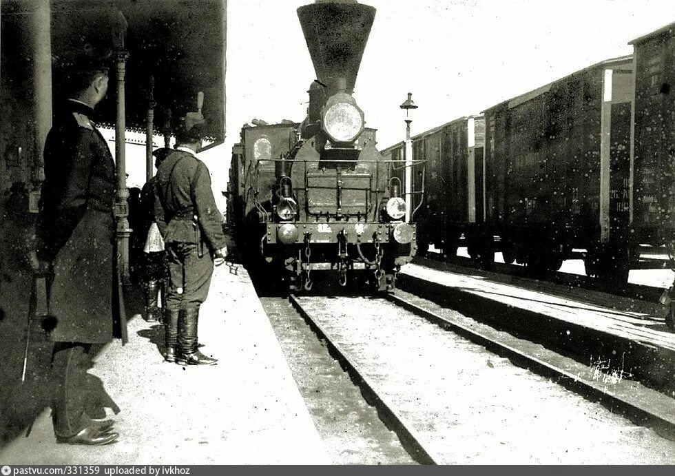 Включи старая станция. Поезд 1900 года. Перрон 20 век. Старый поезд на перроне. Вокзал 20 века.