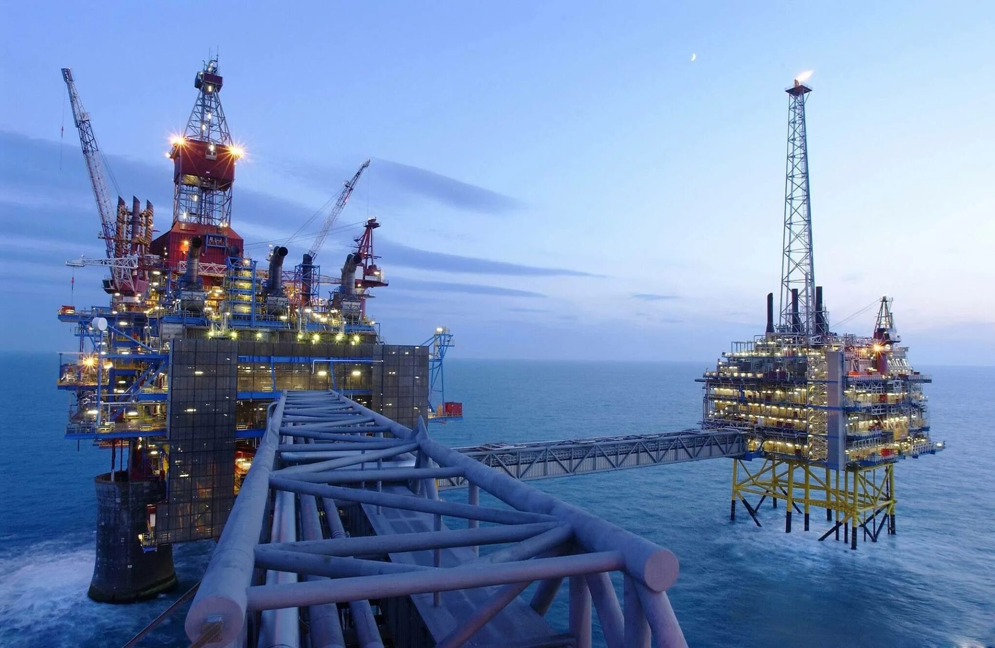 На шельфе какого моря добывают нефть