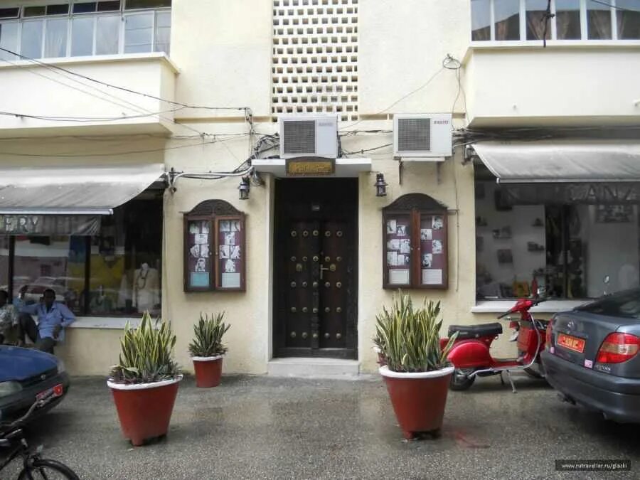 Дом фредди меркьюри в монтрё. Дом фредди меркьюри в кенсингтоне. Каменный город занзибар дом фредди. Гарден лодж кенсингтон. Дом фредди.