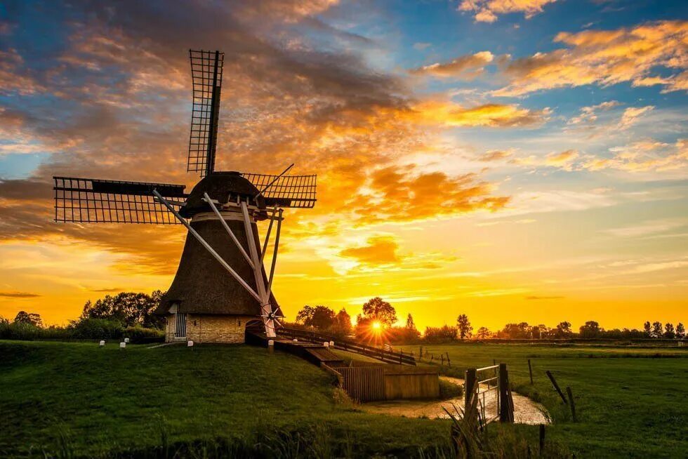 Мельницы Киндердейк Голландия. Ветряная мельница Голландия. Ветряные мельницы в Нидерландах. Ветровая мельница в Нидерландах.