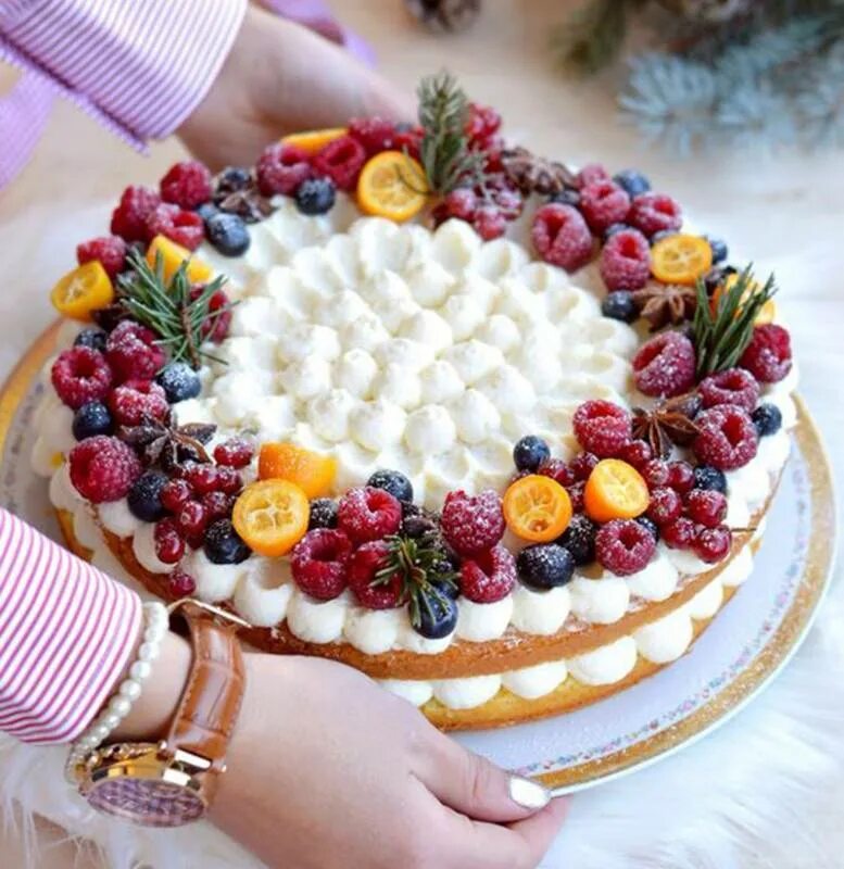 Как украсить готовую. Украшение торта. Украшение торта фруктами. Украшение торта ягодами. Необычное украшение торта.