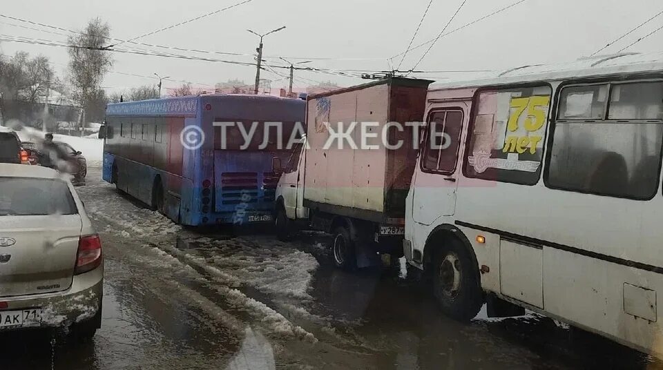 Дтп маршрутка тула. Камаз столкнулся с автобусом тула. паз врезался в грузовик. грузовики и автобусы.