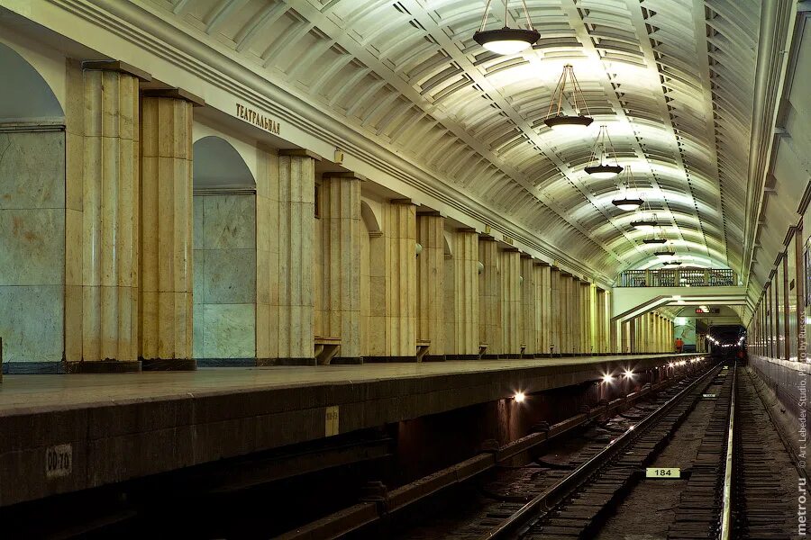 Театры метро театральная. Московский метрополитен станция Театральная. Станция станция метро Театральная. Театральная метро Замоскворецкая линия. Театральная (станция метро, Санкт-Петербург).