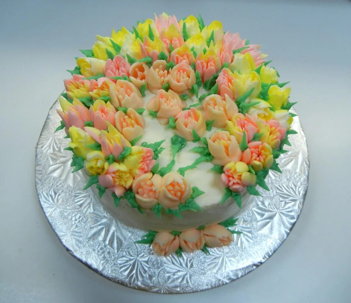 торт с тюльпанами. торт с тюльпанами. торт с кремовыми цветами. украшение торта тюльпанами. торт с тюльпанами.