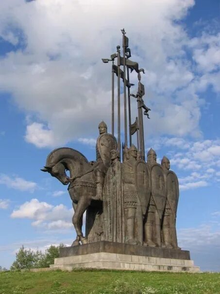 Памятник битве на чудском озере. Какой памятник был построен после ледового побоища. Памятник ледовому побоищу в пскове. Какой памятник был построен после ледового побоища. Памятник александру невскому в пскове на чудском озере.