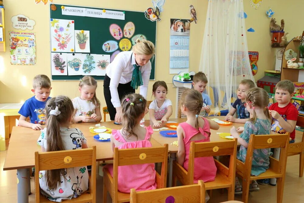 Дети в детском саду. Школа садик вакансии. Школа садик вакансии. Воспитатель и дети в детском саду. Иностранные детские сады.