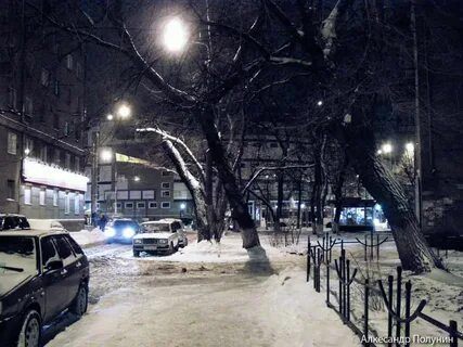 Снег во дворе ночью