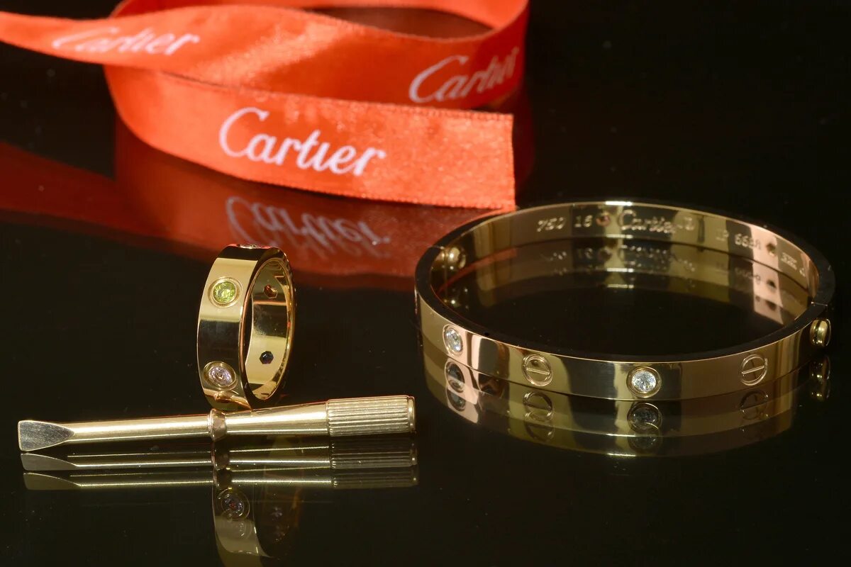 Сколько стоит лов. Cartier Love браслет 3dm. Cartier CRD 094835 браслет. Браслет Картье 2022. Кольцо Картье лав оригинал.