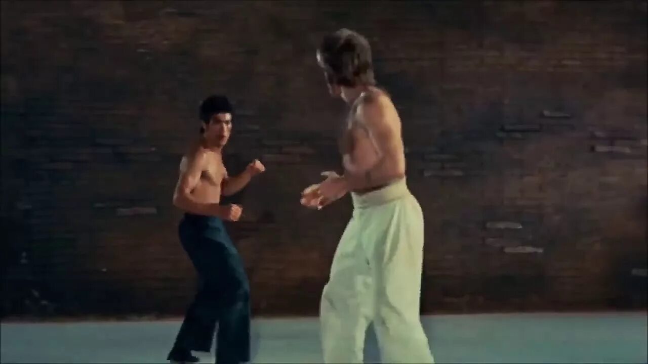 Дерется как брюс. Брюс ли чак норрис поединок. удар брюса ли gif. путь дракона брюс ли и чак норрис. удар брюса ли гифка.